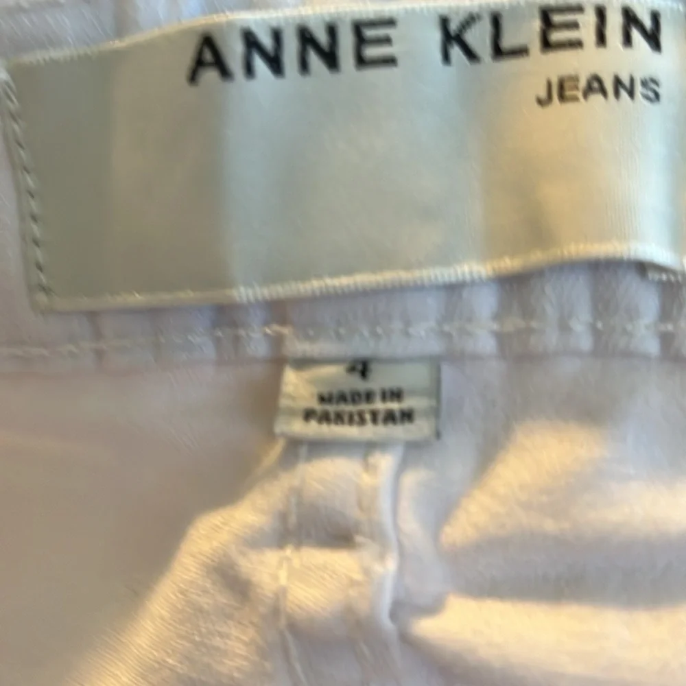 Anna Klein Straight Leg Jeans. NWT‎